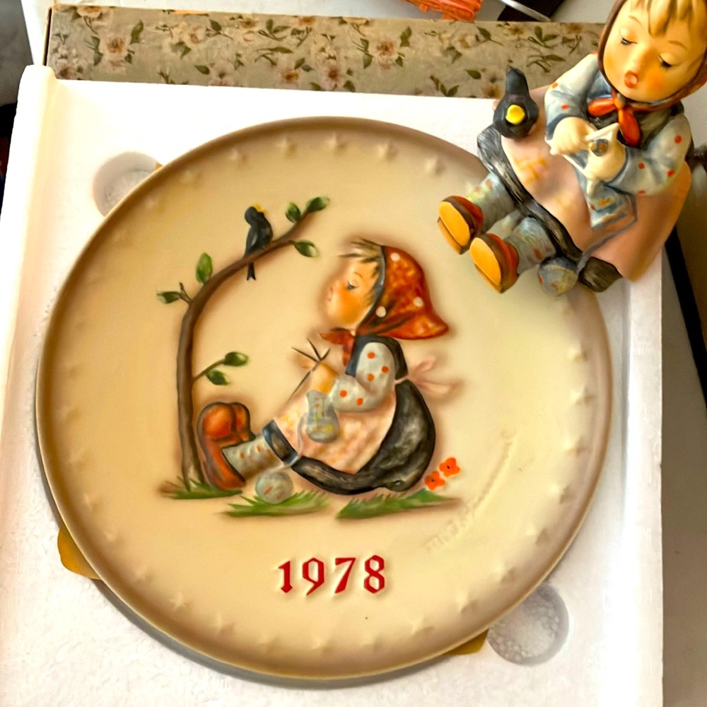 VINTAGE 2 pcs HAPPY PASTIME Goebel Hummel 1978 Annual Plate IN BOX / Figurine